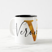 パーソナライズな名前の金ゴールド「V」のモノグラム ツートーンマグカップ (正面左)