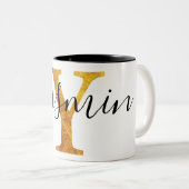 パーソナライズな名前の金ゴールド「Y」のモノグラム ツートーンマグカップ (正面右)