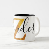 パーソナライズな名前の金ゴールド「Z」のモノグラム ツートーンマグカップ (正面右)