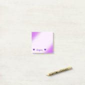 パーソナライズな名前 + 紫色の点か円パターン ポストイット (デスク上)