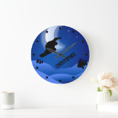 パーソナライズな夜スノーボードの山および月 ラージ壁時計 (ホーム)