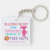 パーソナライズな女の子のスーパーヒーローの木のナットのアレルギーの子供 キーホルダー (裏面)