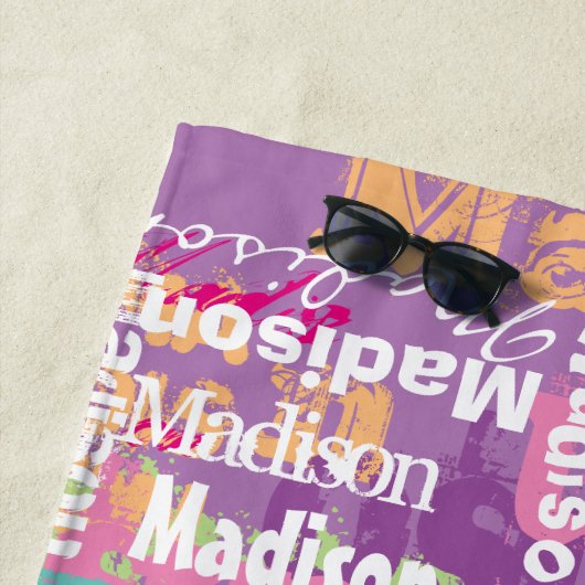 パーソナライズな女の子の一流のピンクの紫色 ビーチタオル (インサイチュ)