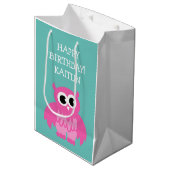 パーソナライズな女の子の誕生日のかわいいピンクのフクロウのギフトバッグ ミディアムペーパーバッグ (正面アングル)