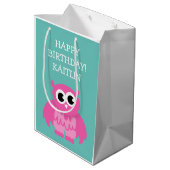 パーソナライズな女の子の誕生日のかわいいピンクのフクロウのギフトバッグ ミディアムペーパーバッグ (裏面アングル)