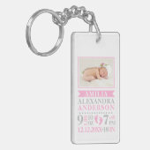 パーソナライズな女の赤ちゃんのピンクの灰色の誕生Stats キーホルダー (正面左)