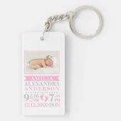 パーソナライズな女の赤ちゃんのピンクの灰色の誕生Stats キーホルダー (裏面)