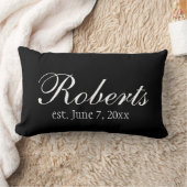 パーソナライズな姓の黒のトスの枕 ランバークッション (ブランケット)