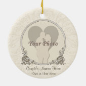 パーソナライズな婚約は写真の名前の日付を飾ります セラミックオーナメント (裏面)