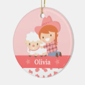 パーソナライズな子ヒツジの女の子を持つかわいく幸せな女性のカーボーイ セラミックオーナメント (左)