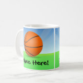 パーソナライズな子供のスポーツのバスケットボールの晴れた日 コーヒーマグカップ (正面左)