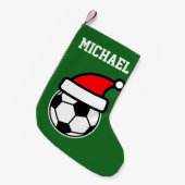 パーソナライズな子供の赤い緑のサッカーボールのサンタの帽子 スモールクリスマスストッキング (正面 (吊り時))