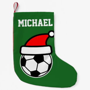パーソナライズな子供の赤い緑のサッカーボールのサンタの帽子 スモールクリスマスストッキング