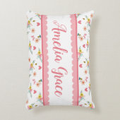 パーソナライズな小さな女の子の花の蝶ハート アクセントクッション (正面(垂直))