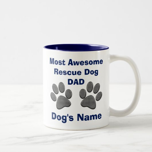 パーソナライズな救助犬のパパのギフト犬の足のマグ ツートーンマグカップ (右)