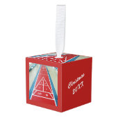 パーソナライズな日付がついたの上のShuffleboard キューブオーナメント (正面アングル)