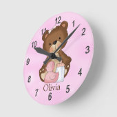 パーソナライズな時計の女の赤ちゃんのテディー・ベアのピンクのアヒル ラウンド壁時計 (傾斜)