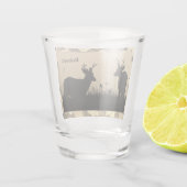 パーソナライズな木びき台のシカのシルエットの迷彩柄のトリム ショットグラス (裏面)