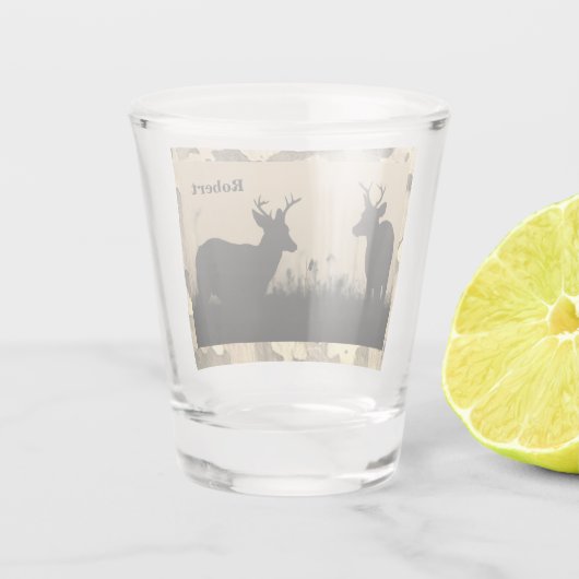 パーソナライズな木びき台のシカのシルエットの迷彩柄のトリム ショットグラス (裏面)