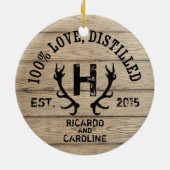 パーソナライズな木製のブルボンバレルの結婚式のモノグラム セラミックオーナメント (裏面)