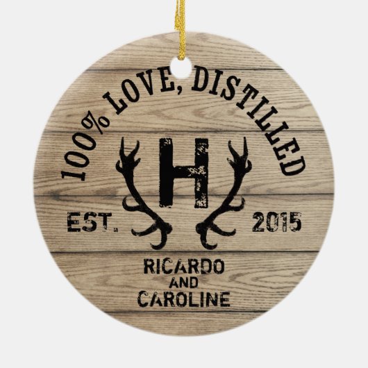 パーソナライズな木製のブルボンバレルの結婚式のモノグラム セラミックオーナメント (裏面)