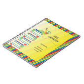 パーソナライズな本に坐っているかわいい本の虫 ノートブック (左側)