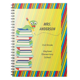 パーソナライズな本に坐っているかわいい本の虫 ノートブック