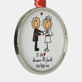 パーソナライズな棒の姿の花嫁及び新郎 メタルオーナメント (右)