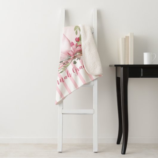 パーソナライズな水彩画のピンクの白鳥の名前のベビー シェルパブランケット (インサイチュ)