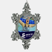 パーソナライズな水泳の写真の泳ぐ人の名前のクリスマス スノーフレークピューターオーナメント (左)