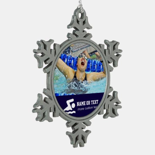 パーソナライズな水泳の写真の泳ぐ人の名前のクリスマス スノーフレークピューターオーナメント (左)