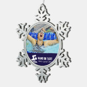 パーソナライズな水泳の写真の泳ぐ人の名前のクリスマス スノーフレークピューターオーナメント (右)