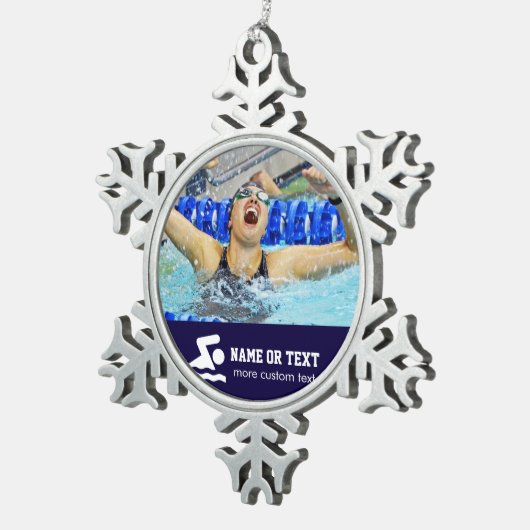 パーソナライズな水泳の写真の泳ぐ人の名前のクリスマス スノーフレークピューターオーナメント (右)