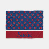 パーソナライズな濃紺および赤の水玉模様 フリースブランケット (正面(横))