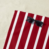 パーソナライズな濃紺が付いている赤と白のストライプ ビーチタオル (インサイチュ)