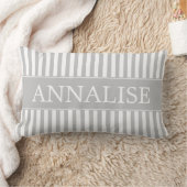 パーソナライズな灰の灰色および白のストライプ ランバークッション (ブランケット)