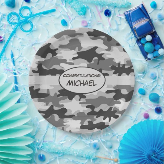 パーソナライズな灰色のカムフラージュのお祝いの名前 ペーパープレート (パーティー)