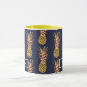 パーソナライズな熱帯パイナップル濃紺の黄色 マグカップ (中央)