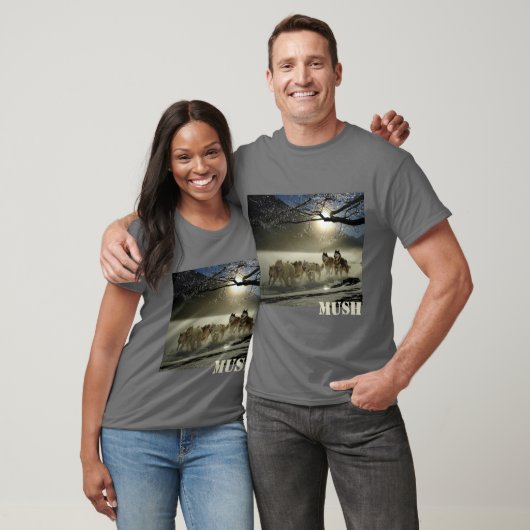 パーソナライズな犬のそりのチームイメージの粥 Tシャツ (ユニセックス)