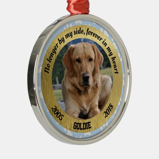 パーソナライズな犬の記念の青および金ゴールドのクリスマス メタルオーナメント (右)