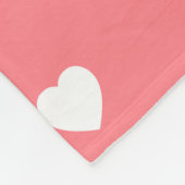 パーソナライズな珊瑚のピンクおよび白いハート フリースブランケット (角)