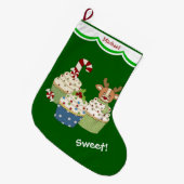 パーソナライズな甘いクリスマスのカップケーキ ラージクリスマスストッキング (正面 (吊り時))
