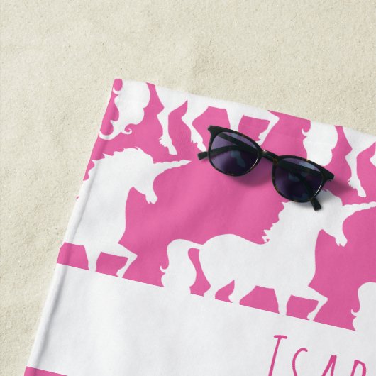 パーソナライズな白いユニコーンのシルエットパターンピンク ビーチタオル (インサイチュ)