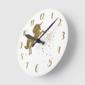 パーソナライズな白及び金ゴールドのグリッターのユニコーン及び星 ラウンド壁時計 (傾斜)