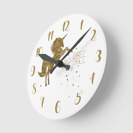 パーソナライズな白及び金ゴールドのグリッターのユニコーン及び星 ラウンド壁時計 (傾斜)