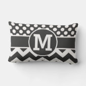 パーソナライズな白黒のシェブロンの水玉模様のプリント ランバークッション (裏面)