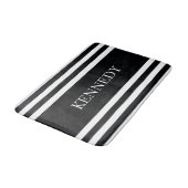 パーソナライズな白黒の航海のでストライプなパターン バスマット (アングル)