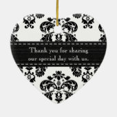パーソナライズな白黒ダマスク織の結婚式の引き出物 セラミックオーナメント (裏面)