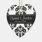 パーソナライズな白黒ダマスク織の結婚式の引き出物 セラミックオーナメント (左)