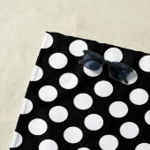 パーソナライズな白黒水玉模様のビーチタオル ビーチタオル (インサイチュ)